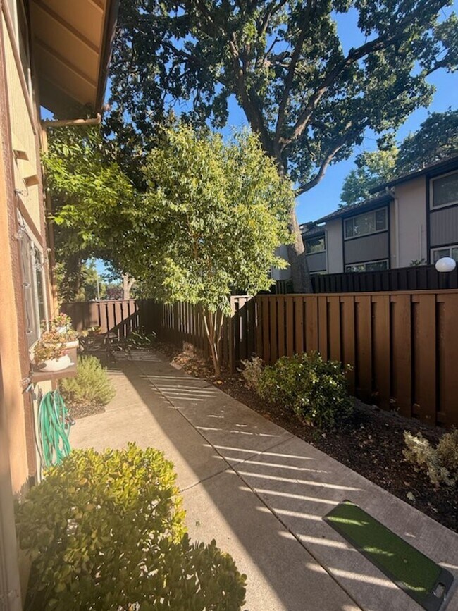 Building Photo - Welcome to this beautiful townhouse located in Walnut Creek-Countrywood 3 bedroom 2.5 Bath