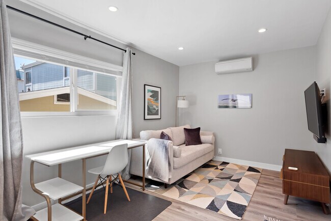 Building Photo - 617 Loma Dr