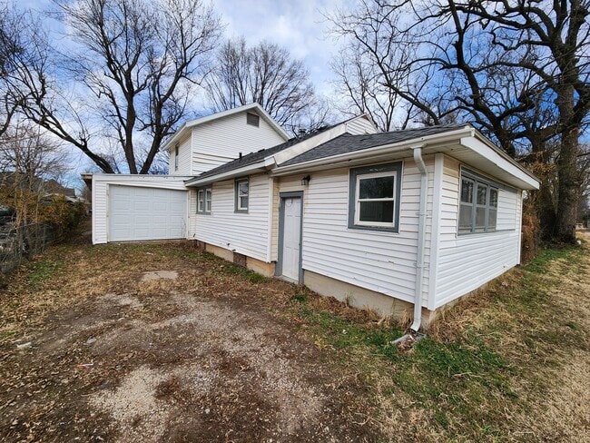 Building Photo - Spacious 3-Bedroom, 2-Bathroom Home AVAILABLE NOW!!