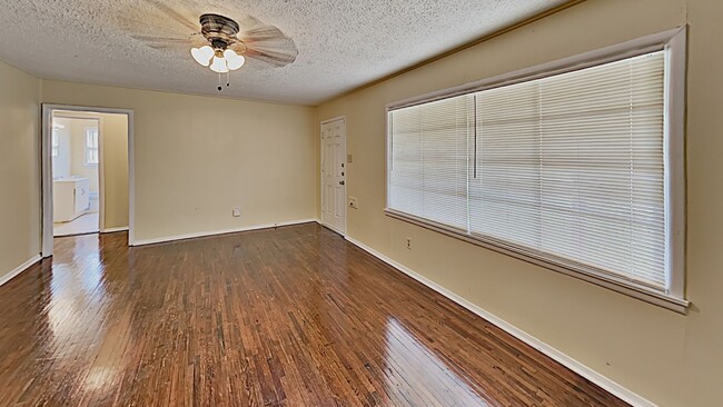 Building Photo - Charming 3-Bedroom Home with Spacious Living & Outdoor Retreat!