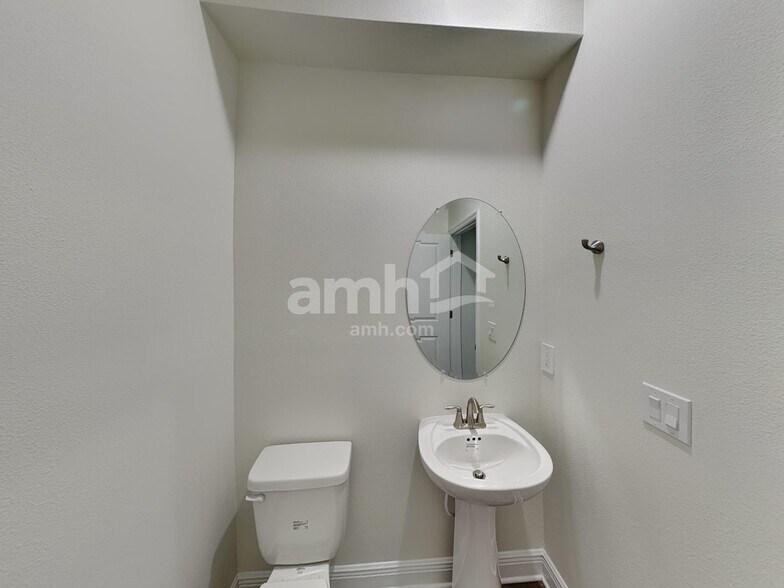 Building Photo - 5944 Pinewood Ests Dr