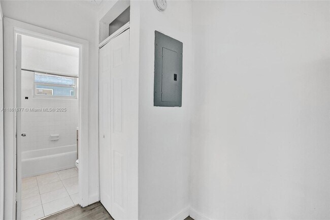 Building Photo - 7520 NE Miami Ct