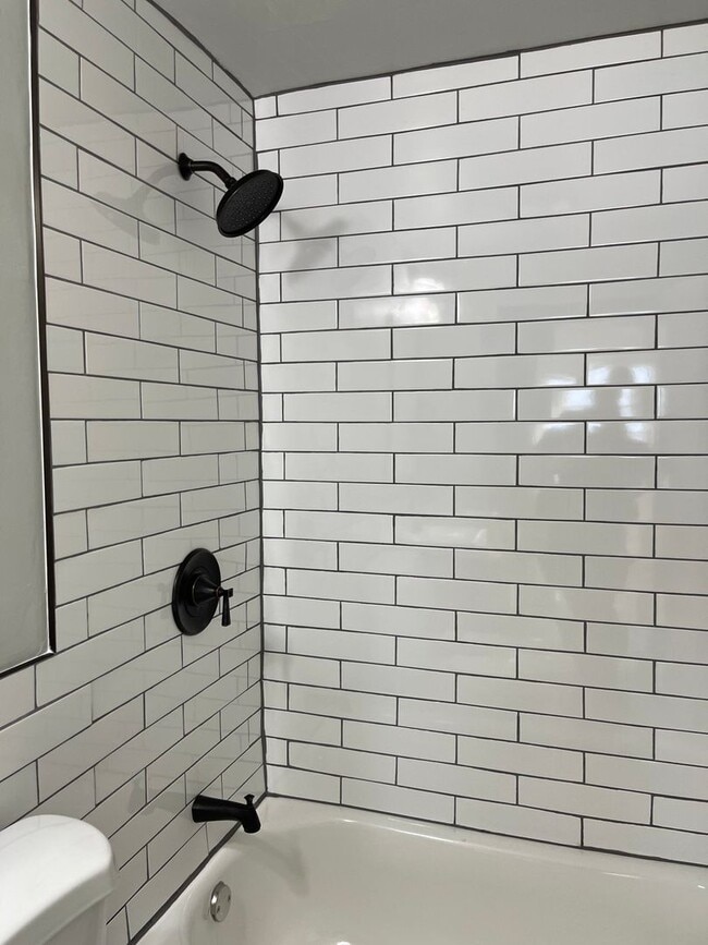 Building Photo - 2-3 Bed Home Available on Quiet Street Newly Renovated!!!