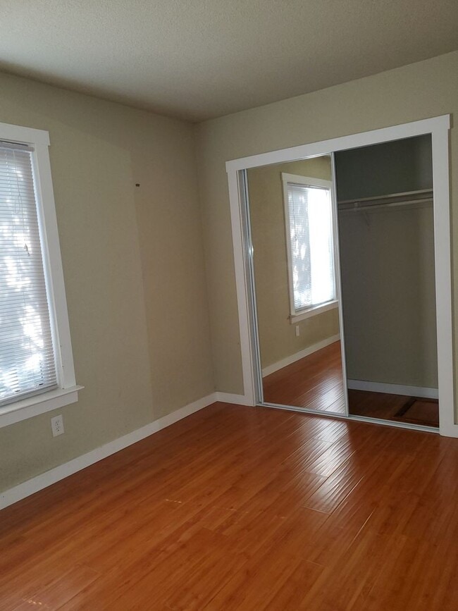 Building Photo - Charming 3 bed / 1 bath Apartment by Downtown