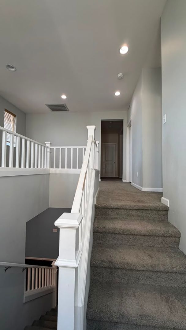 Building Photo - Spacious 4-Bed Home with Loft & Covered Patio in North Creek