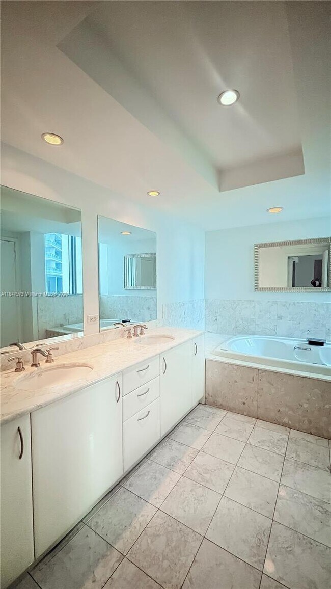 Building Photo - 1331 Brickell Bay Dr