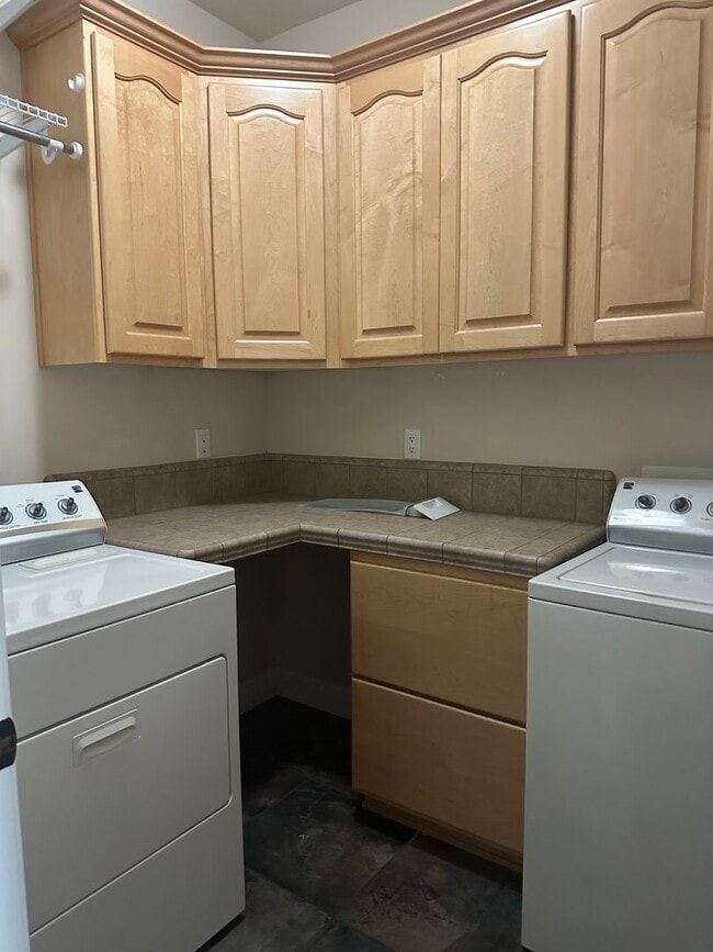 Building Photo - Located in the desirable Eagle Point Golf ...
