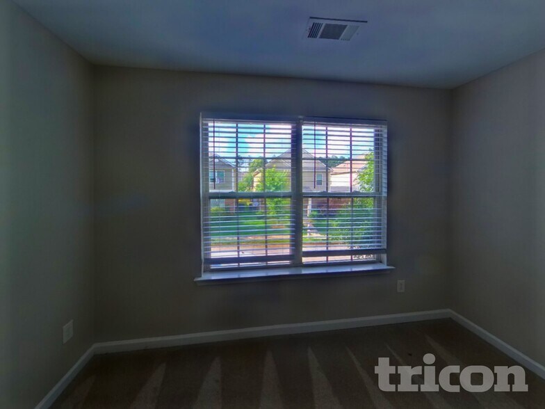 Building Photo - 528 Tulip Ln