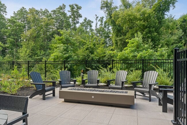 Building Photo - Spacious 1-Bed, 2-Bath + Den with Lake Vie...