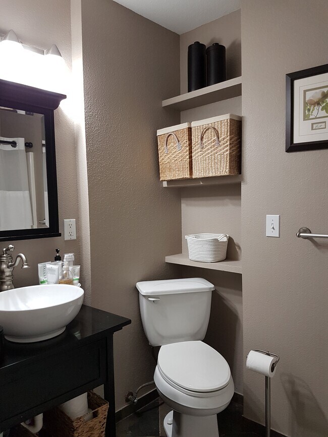 Upstairs Bath - 1819 S Woodlawn St