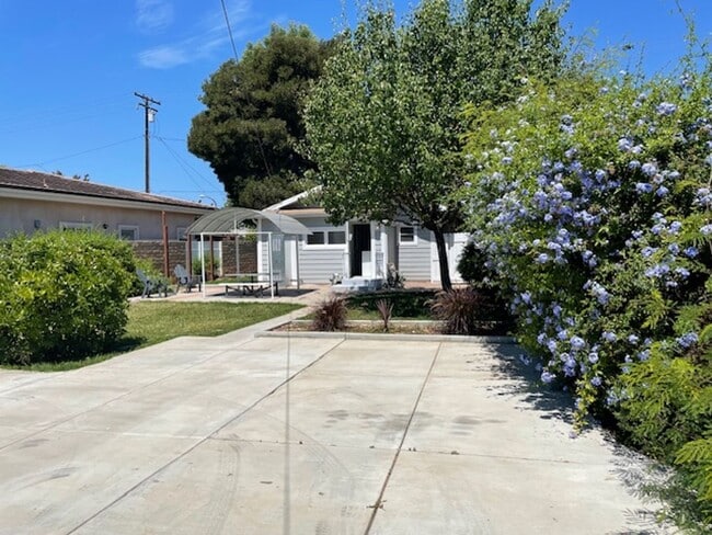 Building Photo - 2 bedroom 1 bath Brea $3200