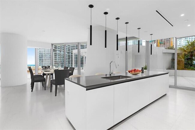 Building Photo - 300 Biscayne Blvd Way