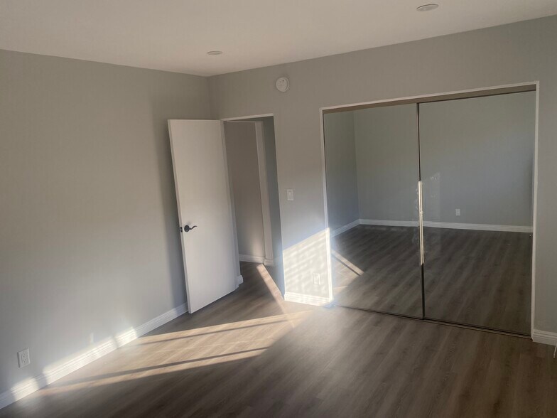 Building Photo - 1223 N Kingsley Dr