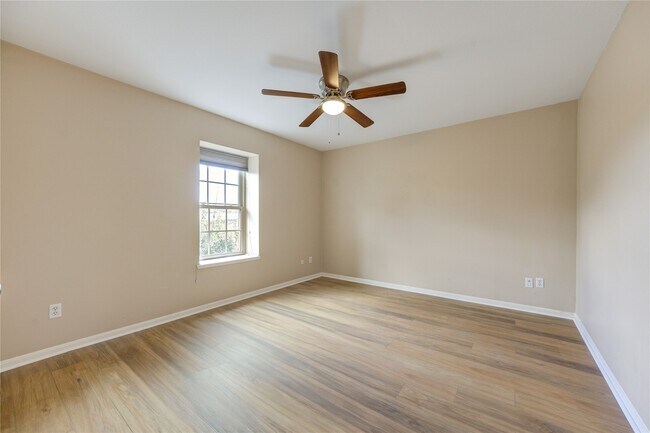 Building Photo - 351 N Post Oak Ln