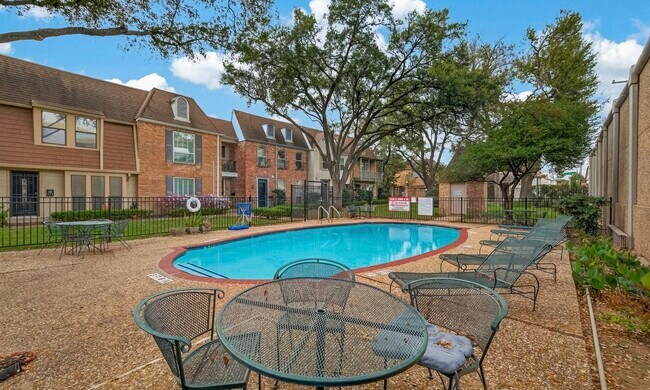 Building Photo - 482 N Post Oak Ln