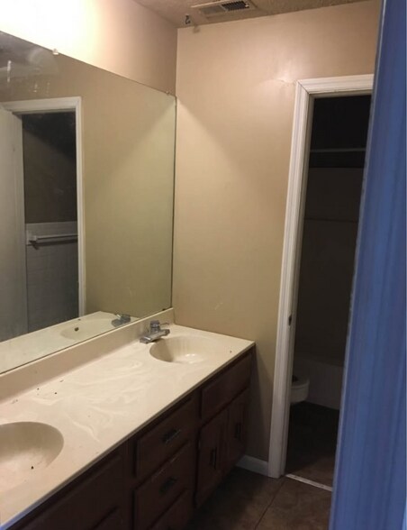 Building Photo - 18 Greenwood Dr