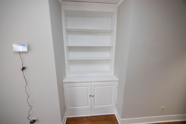 Building Photo - 2058 Woodley Rd