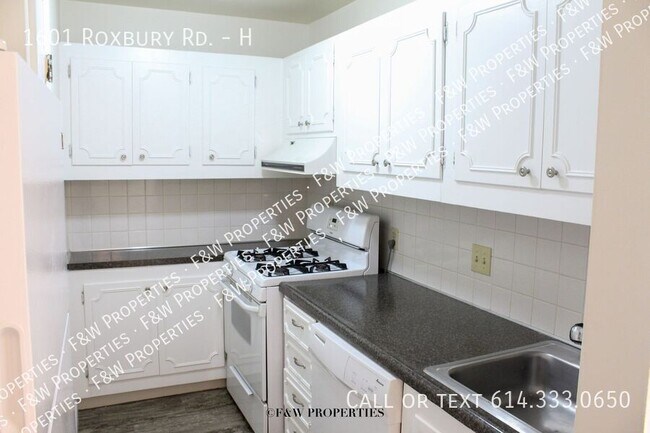Building Photo - 1601 Roxbury Rd