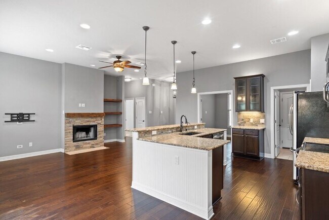 Building Photo - 10104 Longhorn Skyway