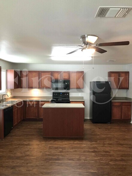 Building Photo - 10631 S Shaenridge