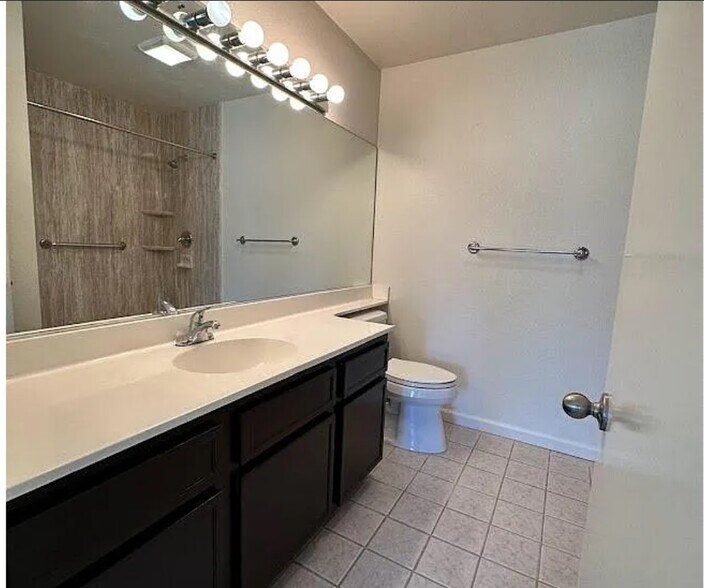 Master bathroom - 870 S Rancho Santa Fe Rd