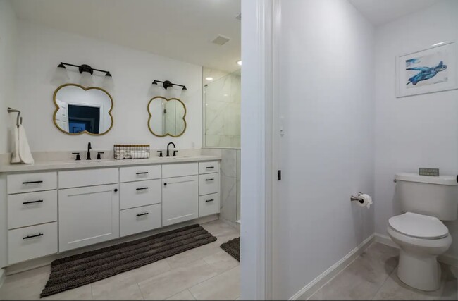 Master bathroom - 9305 Emnora Ln