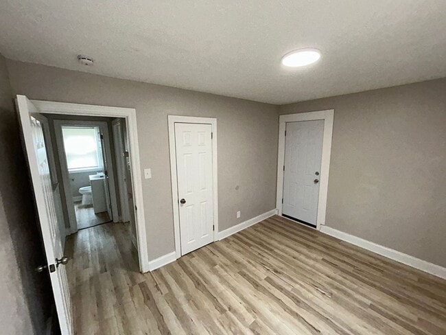 Building Photo - Beautiful 5 Bedroom Bungalow