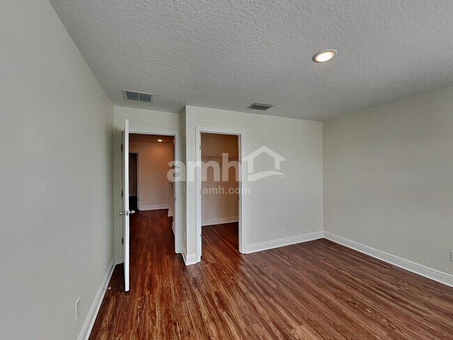 Building Photo - 1158 Sky Lks Dr