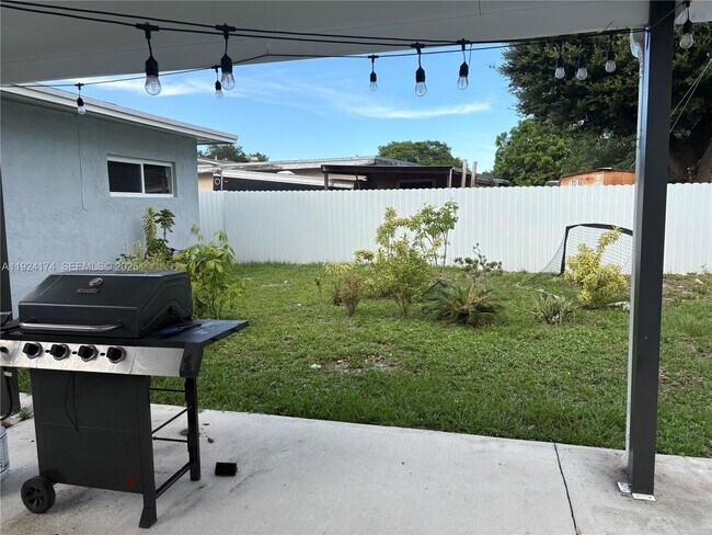 Building Photo - 3500 SW 36th St