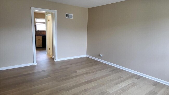 Building Photo - 447 Olian Dr