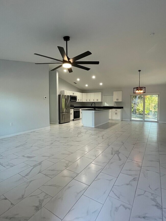 Building Photo - **SHOWS LIKE NEW!**