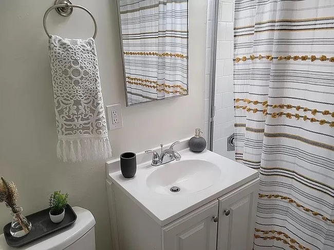 Building Photo - 820 S Walnut Ave