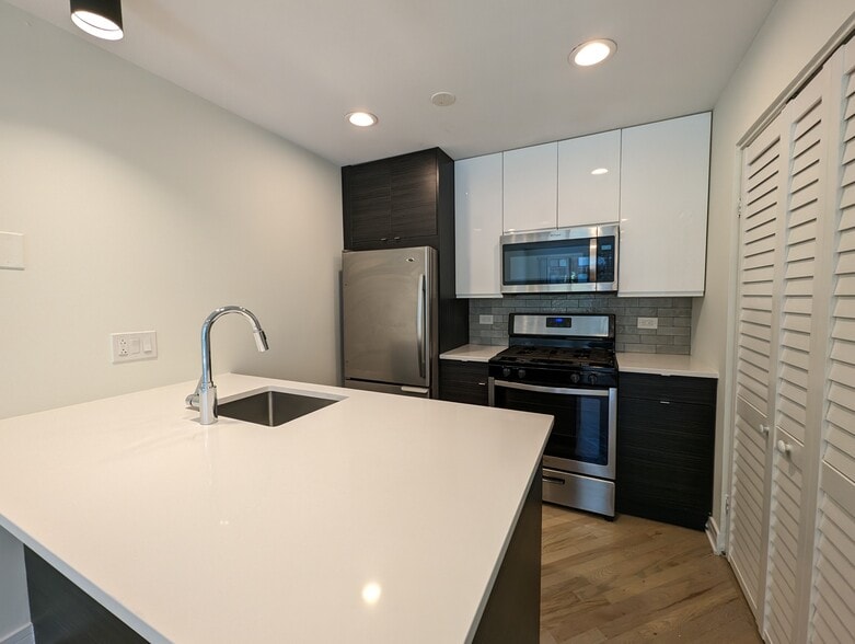 Building Photo - 932 W Grace St