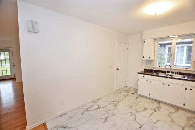 Building Photo - 300 Howland Ave