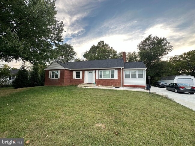 Building Photo - 16200 Dorset Rd