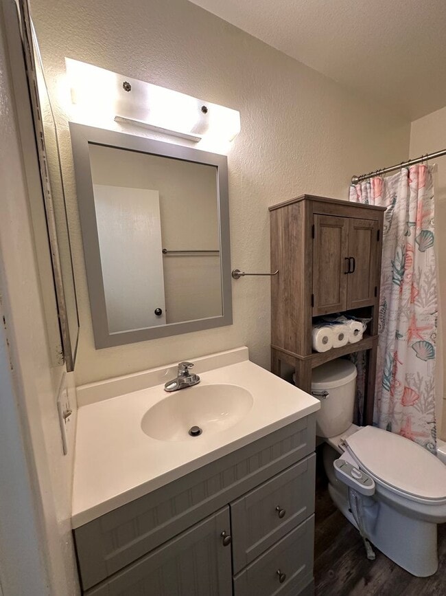 Building Photo - Bottom floor unit close to airport