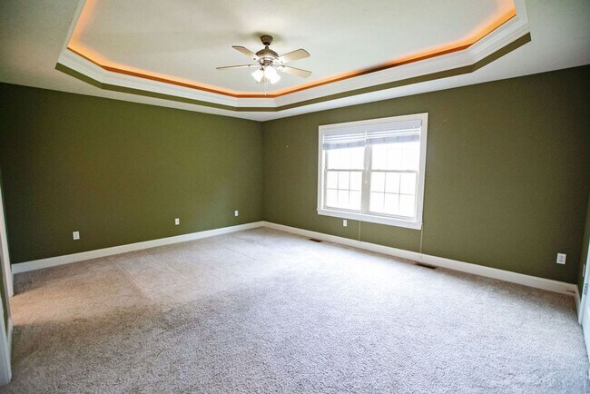 Building Photo - 3 Bed (with 4th bed potential downstairs),...