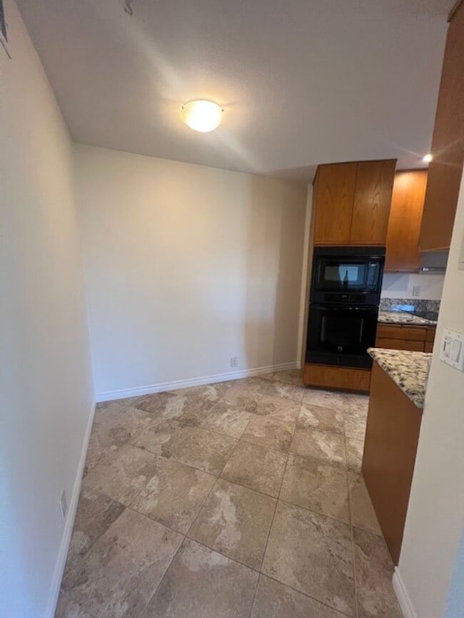 Building Photo - 3 Bedroom 2 Bath Condo in Beautiful La mes...
