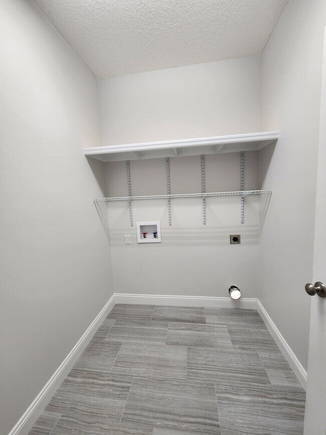 Building Photo - Charming 4-Bedroom Home with Modern Finishes in Hahira, GA - Lawn Care Included