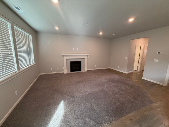 Building Photo - Must See Large Home in HOA Neighborhood!