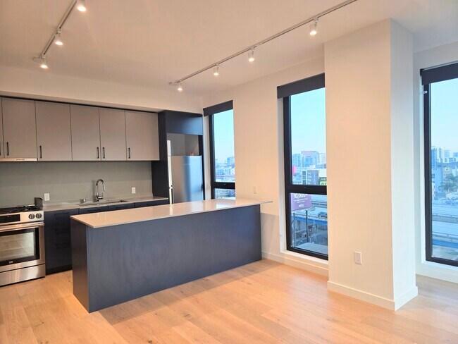 Building Photo - 395 6th St