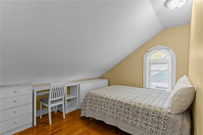 Building Photo - 11 Young St