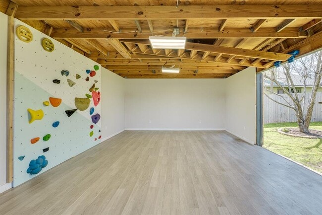 Building Photo - 905 Turtle Creek Blvd