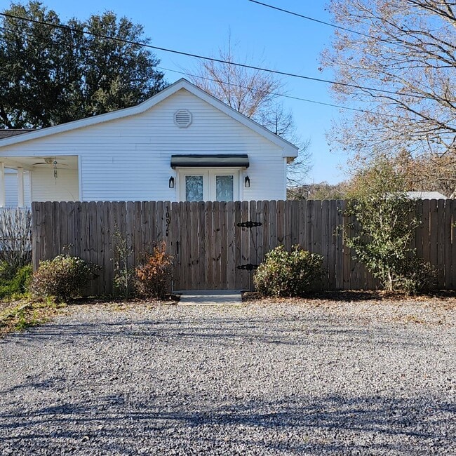 Building Photo - 1007 LA-20