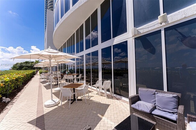 Building Photo - 15901 Collins Ave