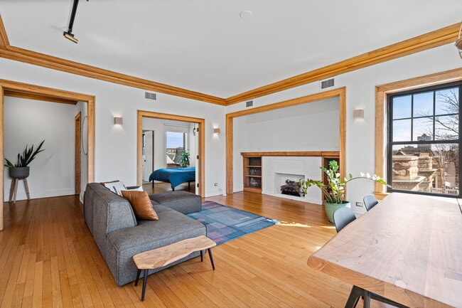 Building Photo - 1474 W Foster Ave