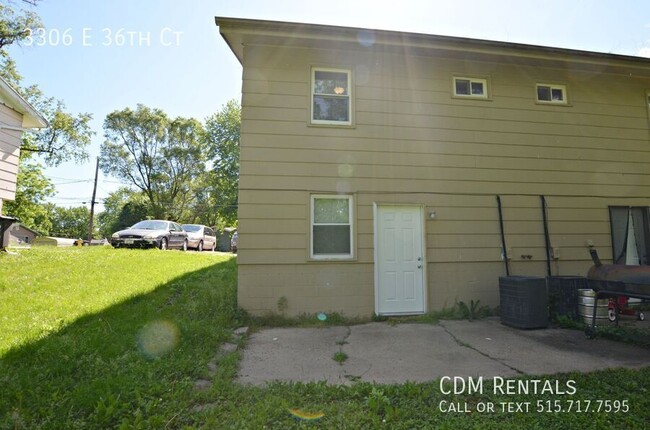 Building Photo - Nicely Updated Duplex