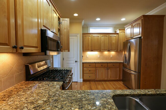 Building Photo - Gorgeous Three Bedroom Home!