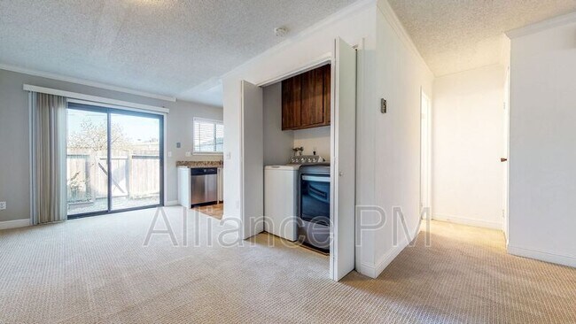 Building Photo - 221 College View Dr