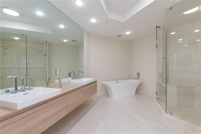 Building Photo - 17111 Biscayne Blvd